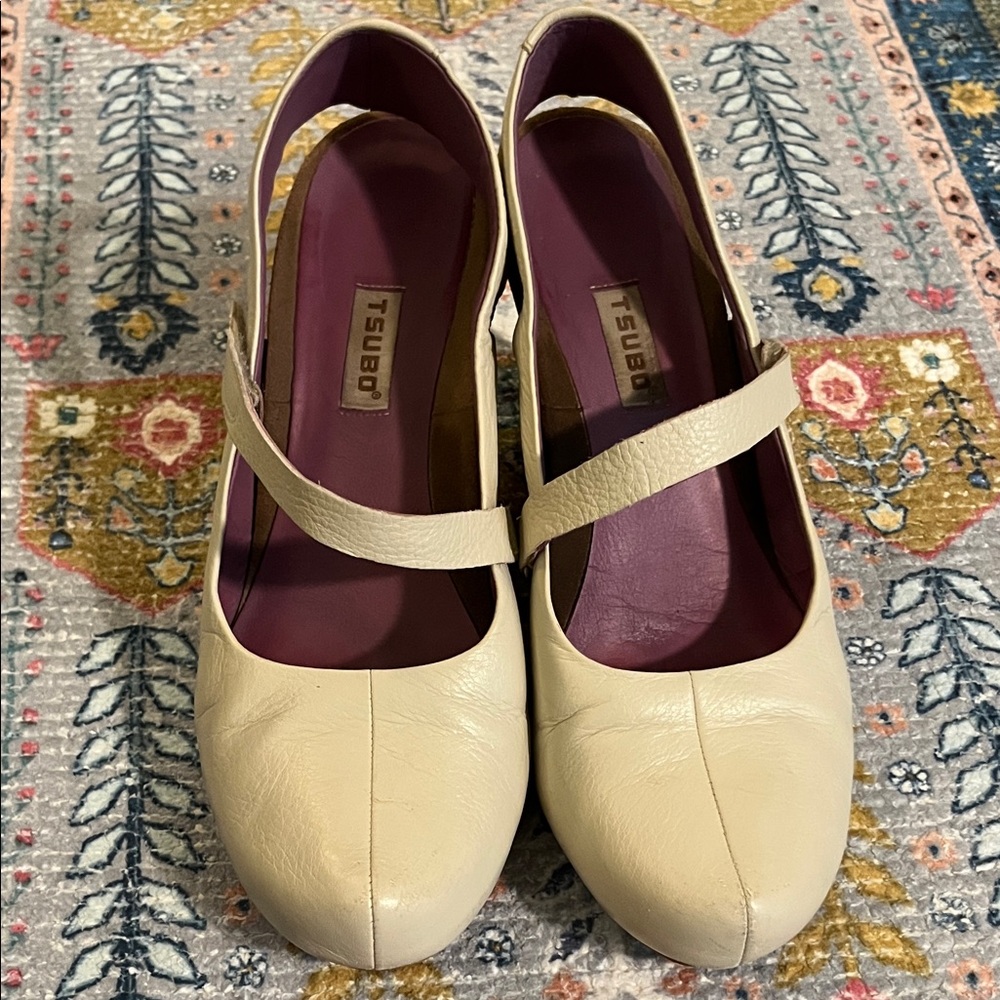 Tsubo Women's Cream heels